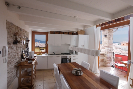 design-trifft-antike-umgebung-3-5-zimmer-wohnung-mitten-in-cecina-mit-traumhaften-seeblick 