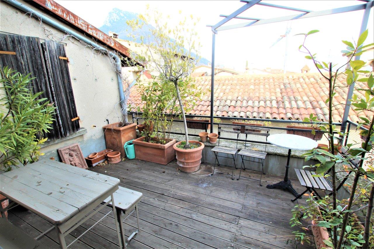 rustikales-und-modernes-ferienhaus-in-gaino-mit-seeblick-und-wunderschoener-dachterrasse 