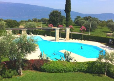 BEREITS VERKAUFT/VERMIETET Sehr schöne Wohnung in kleiner Wohn- Anlage mit Blick auf den Gardasee