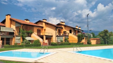 BEREITS VERKAUFT/VERMIETET Sehr schöne 3,0-Zimmer-Wohnung mit Pool  und nur wenige Meter vom Gardasee entfernt!