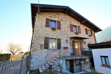 BEREITS VERKAUFT/VERMIETET Rustikales Ferienhaus mit wunderschönem Blick  auf den Gardasee und großem Grundstück!