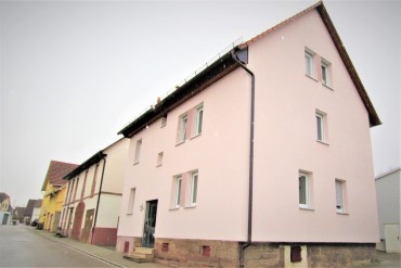 BEREITS VERKAUFT/VERMIETET Sehr schöne und moderne Maisonette- Wohnung (4,0 Zimmer) mit großem Balkon