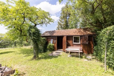 BEREITS VERKAUFT/VERMIETET Freizeitgrundstück mit Wochenendhaus  und wunderschönem Blick auf die umliegenden Weinberge 