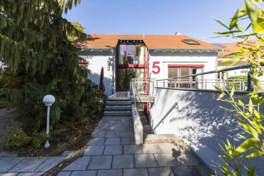 BEREITS VERKAUFT/VERMIETET Sehr großzügiges Reiheneckhaus in ruhiger  Lage mit Einliegerwohnung