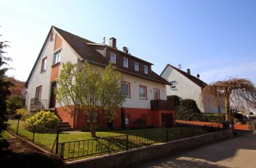 BEREITS VERKAUFT/VERMIETET Großzügiges Zweifamilienhaus mit wunderschönem Grundstück und toller Lage