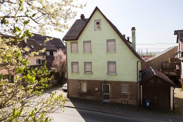 BEREITS VERKAUFT/VERMIETET Sehr großzügiges Wohnhaus mit viel Potenzial!