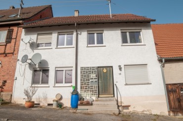 BEREITS VERKAUFT/VERMIETET Sehr großzügige DHH mit zwei Wohnungen und sehr viel Potenzial!