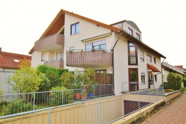 BEREITS VERKAUFT/VERMIETET Sehr schöne EG-Wohnung (3,5 Zimmer) mit  Terrasse und Gartenanteil