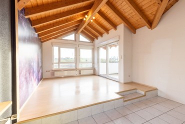 HELLE 3,5-ZIMMER-WOHNUNG mit Einbauküche und Außenstellplatz